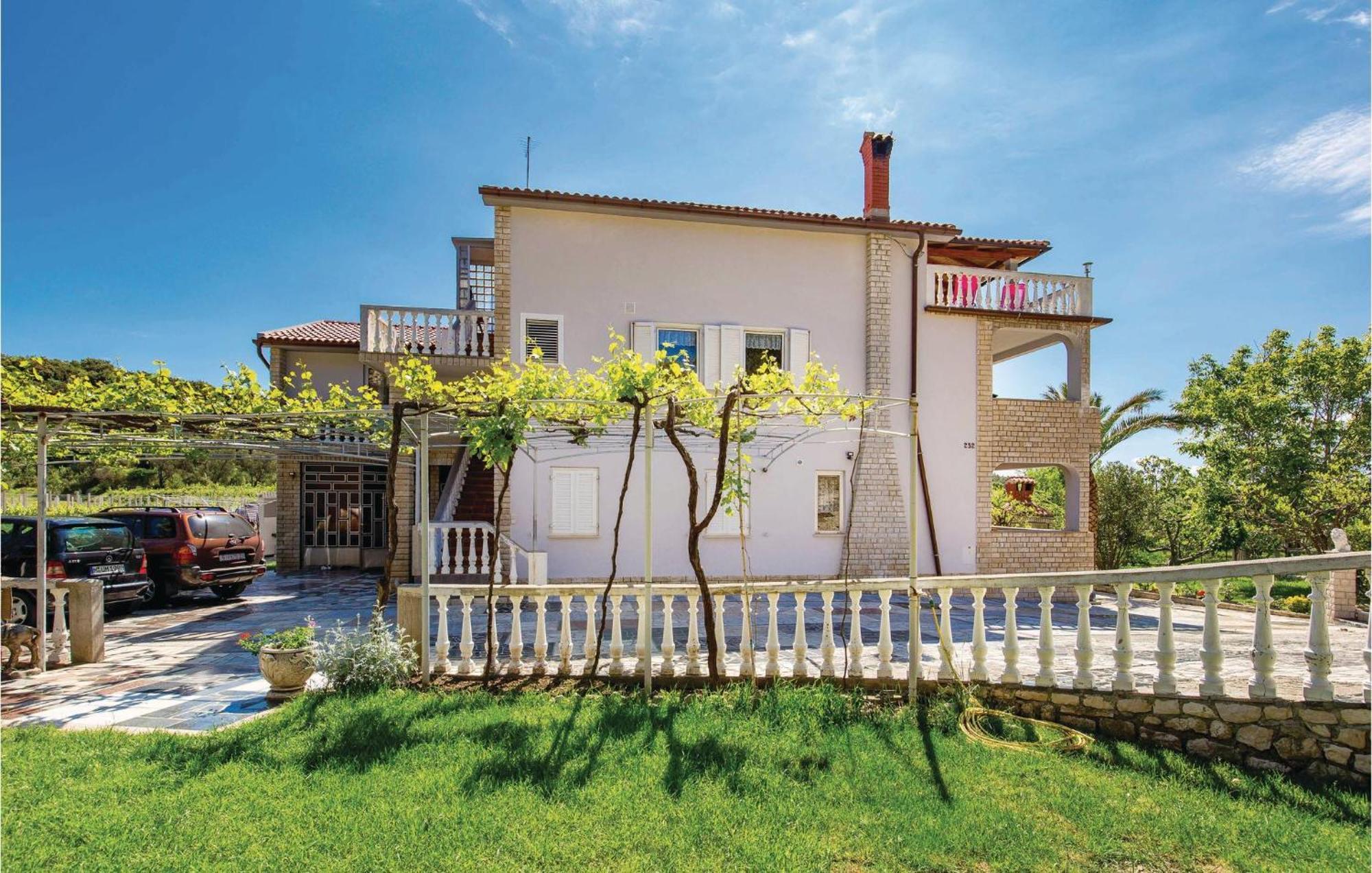 Lovely Apartment In Kampor With Kitchen Экстерьер фото