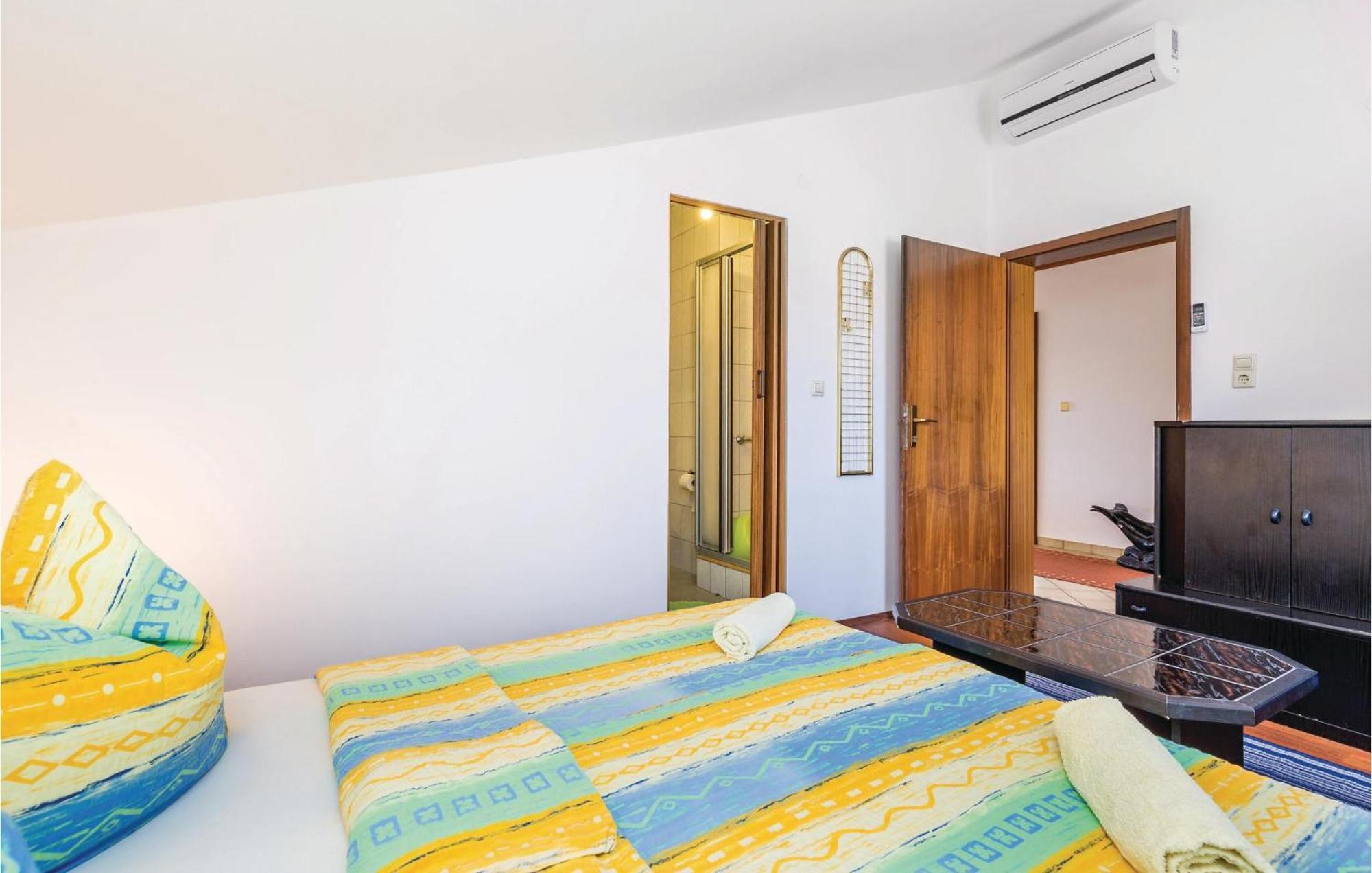 Lovely Apartment In Kampor With Kitchen Экстерьер фото