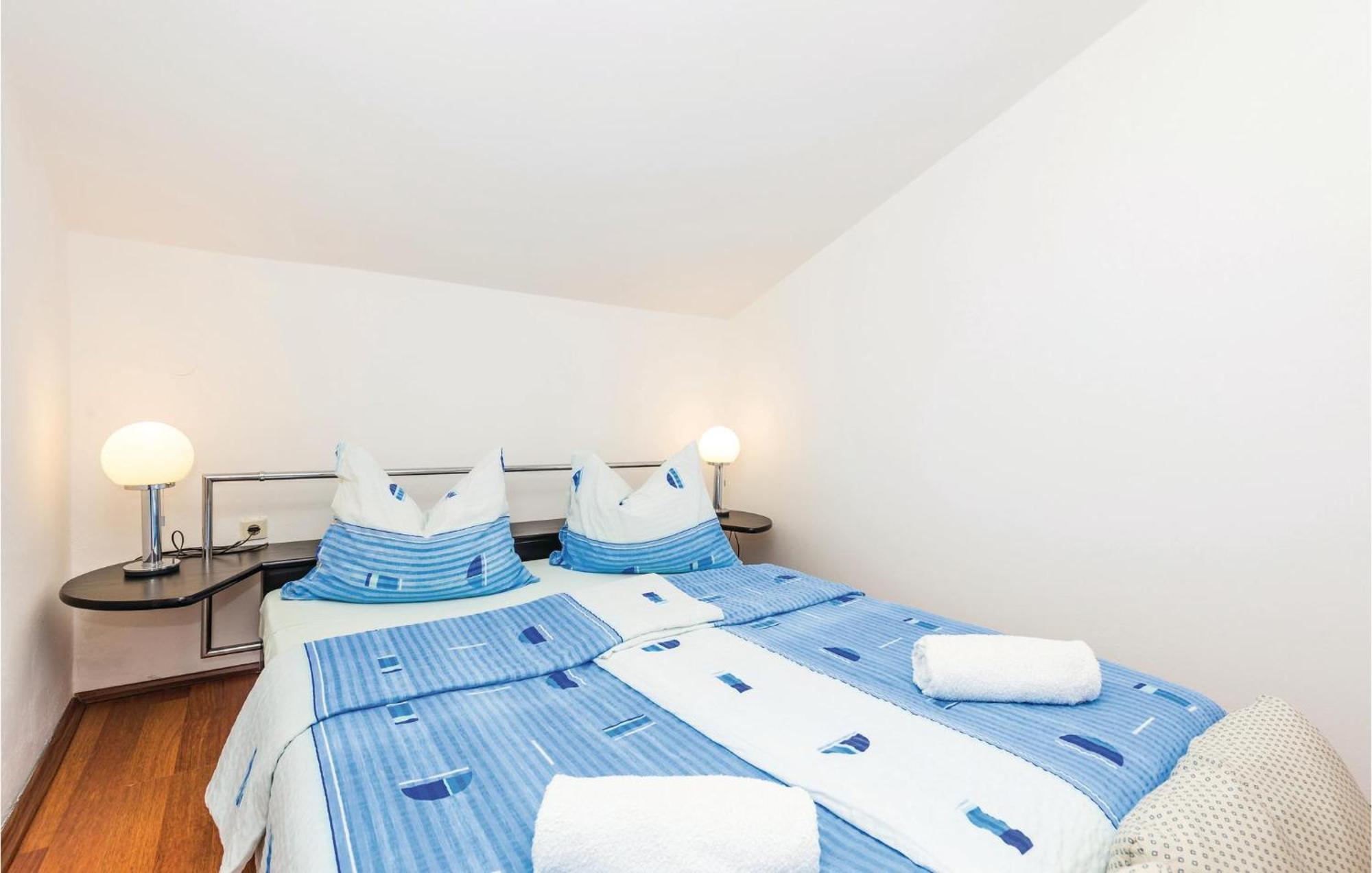 Lovely Apartment In Kampor With Kitchen Экстерьер фото