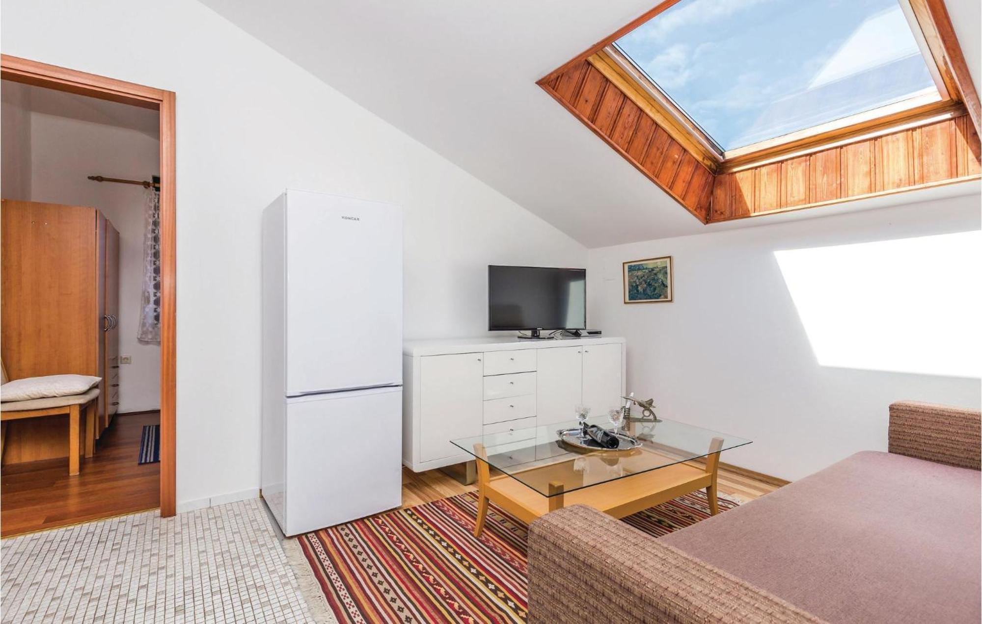 Lovely Apartment In Kampor With Kitchen Экстерьер фото
