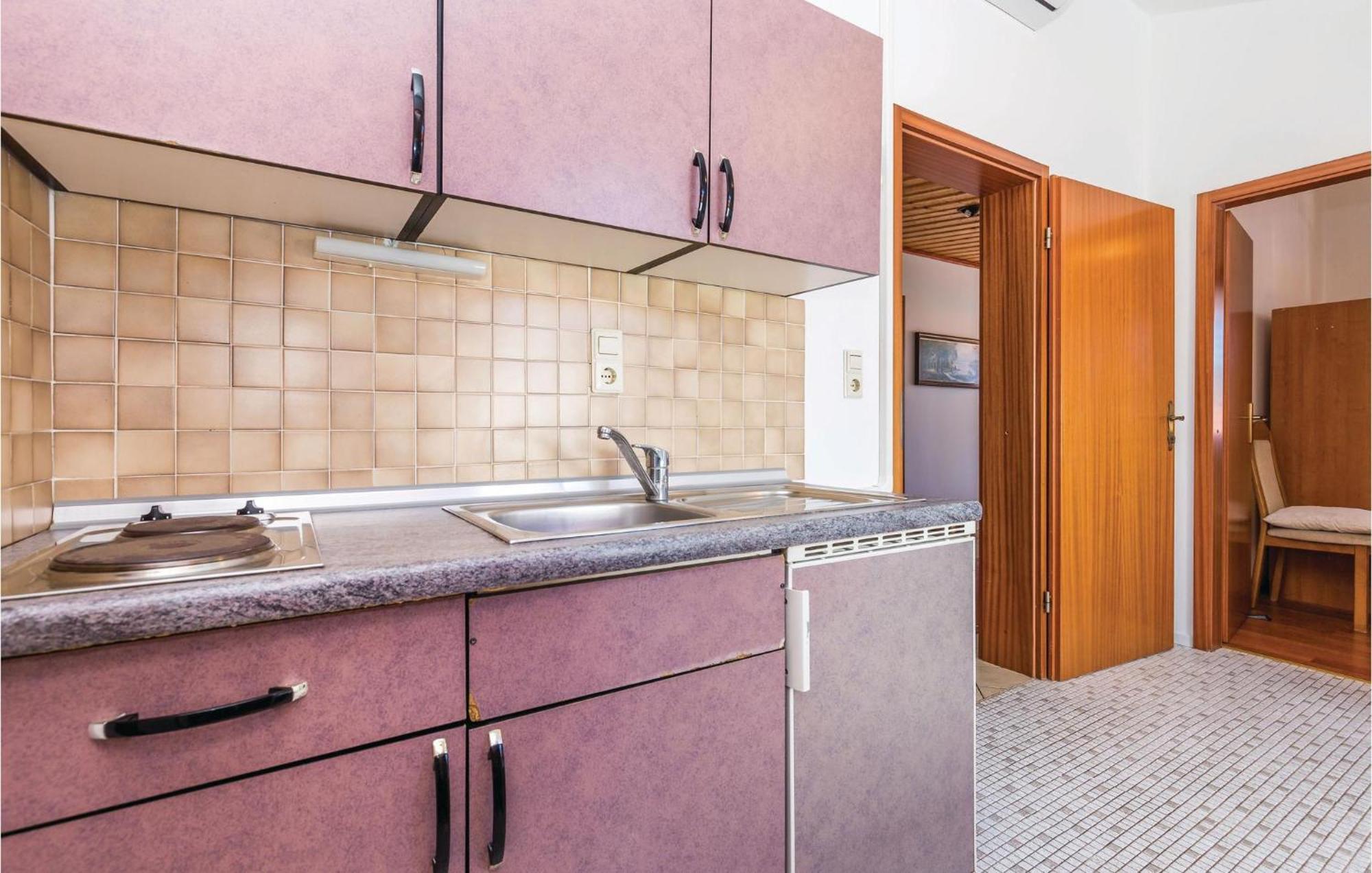 Lovely Apartment In Kampor With Kitchen Экстерьер фото